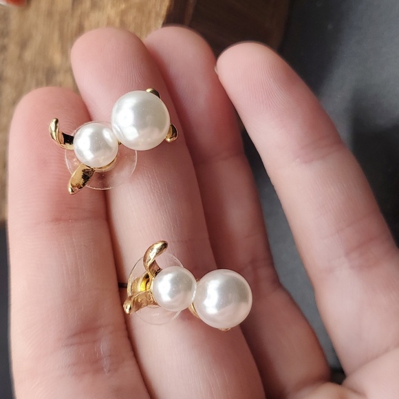 Jewelry - E667 pearl Easter bunny earrings nwt novelty